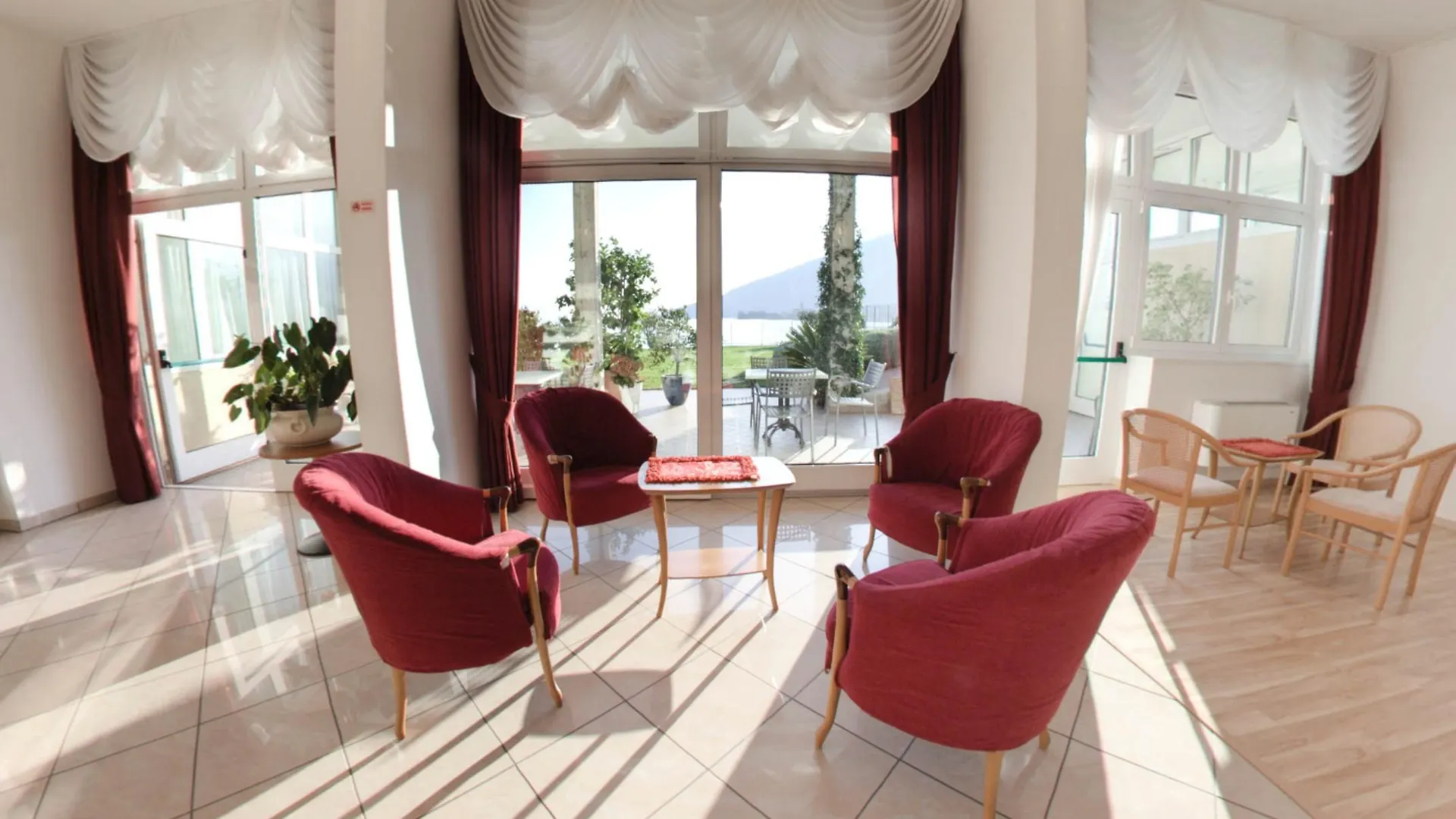 Hotel Regina Gravedona 3*,